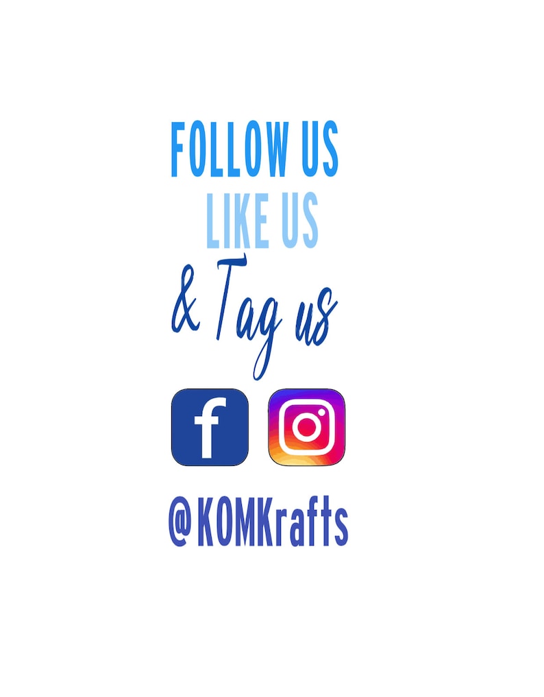 Peut inclure: Suivez-nous, aimez-nous et identifiez-nous sur les r&eacute;seaux sociaux. Texte bleu sur fond blanc avec le texte "Follow us, like us, & Tag us" et les logos Facebook et Instagram avec le texte "@KOMKrafts".