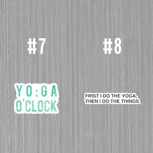 Peut inclure: Deux autocollants avec des citations motivantes sur le yoga. Le premier autocollant est vert et blanc et dit "Yoga O'Clock". Le deuxi&egrave;me autocollant est blanc et dit "D'abord je fais le yoga, puis je fais les choses."