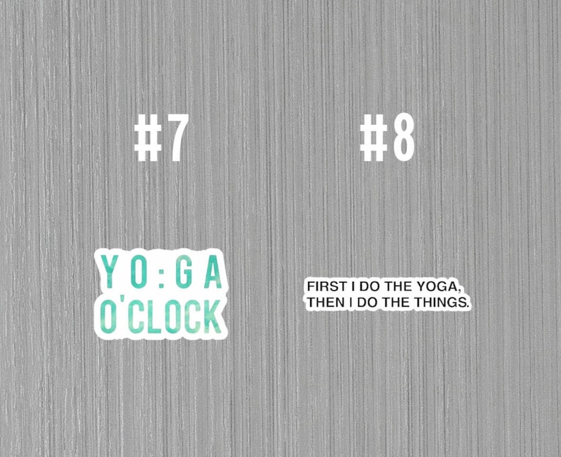 Peut inclure: Deux autocollants avec des citations motivantes sur le yoga. Le premier autocollant est vert et blanc et dit "Yoga O'Clock". Le deuxi&egrave;me autocollant est blanc et dit "D'abord je fais le yoga, puis je fais les choses."