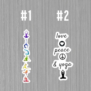 Peut inclure: Deux designs sur le th&egrave;me du yoga. Le premier design pr&eacute;sente une pile de poses de yoga color&eacute;es. Le deuxi&egrave;me design pr&eacute;sente les mots "love", "peace" et "yoga" avec un c&oelig;ur, un signe de paix et une pose de yoga.