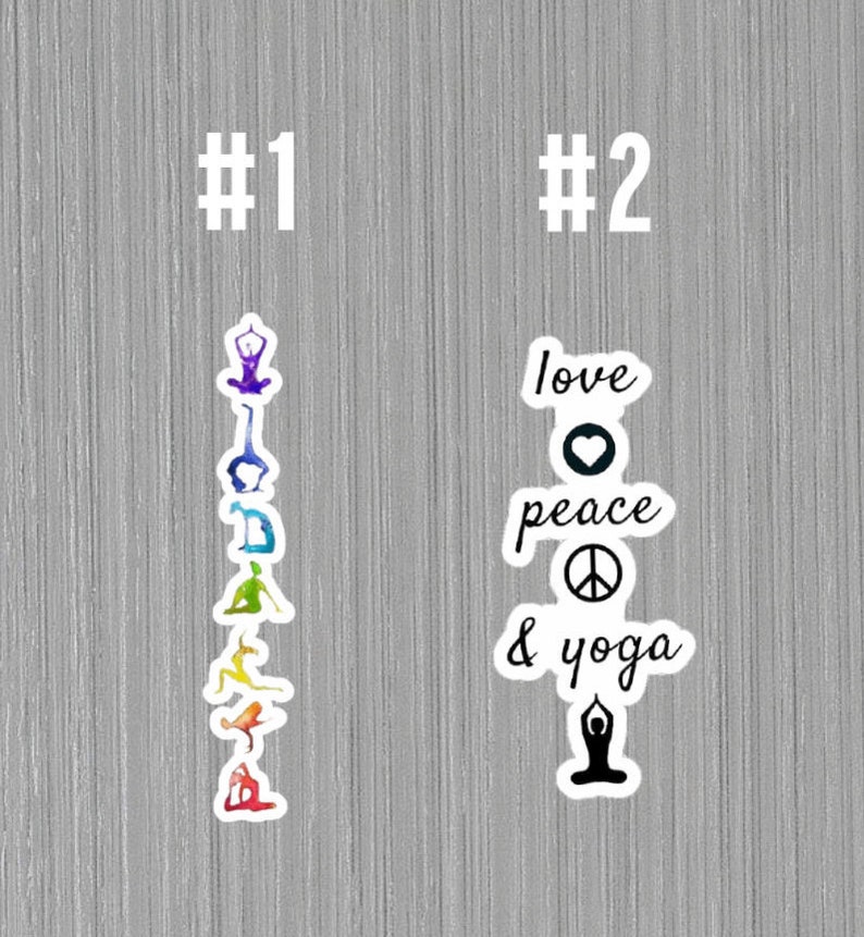 Peut inclure: Deux designs sur le th&egrave;me du yoga. Le premier design pr&eacute;sente une pile de poses de yoga color&eacute;es. Le deuxi&egrave;me design pr&eacute;sente les mots "love", "peace" et "yoga" avec un c&oelig;ur, un signe de paix et une pose de yoga.