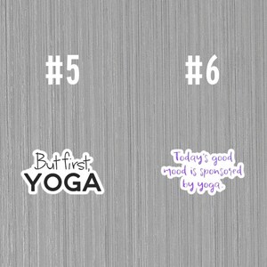 Peut inclure: Deux autocollants blancs avec du texte noir sur un fond gris. Le premier autocollant dit "#5 But first, YOGA". Le deuxi&egrave;me autocollant dit "#6 Today's good mood is sponsored by yoga."