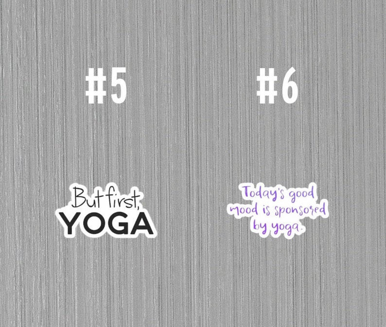 Peut inclure: Deux autocollants blancs avec du texte noir sur un fond gris. Le premier autocollant dit "#5 But first, YOGA". Le deuxi&egrave;me autocollant dit "#6 Today's good mood is sponsored by yoga."