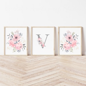 Blush Blumenmonogramm Kinderzimmer 3er-Set, Blumenbuchstabe, erste Wandkunst, Boho-Kinderzimmerdekor, benutzerdefiniertes Kinderzimmer zum Ausdrucken, Anfangsschild