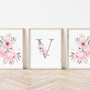 Decoración de habitación de niña, habitación de bebé con flores rosas, habitación de bebé con flores moradas, juego de 3 impresiones personalizadas para habitación de bebé, impresiones de decoración de habitación de niña