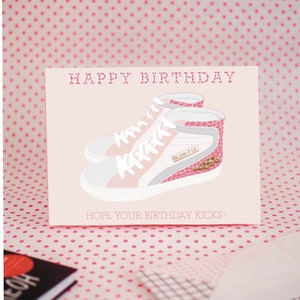 Joyeux anniversaire - J’espère que votre anniversaire aura des coups de pied! Carte Pink Grl Sneakers, Carte d’anniversaire pour BFF, Carte d’anniversaire pour elle, Carte B-Day tendance pour elle