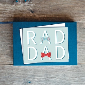 Carte RAD DAD, nœud papillon Rouge & Bleu Preppy Polkadot pour l’anniversaire des pères, carte de fête des pères, carte pour lui, carte de papa vierge, nœud papillon Rad Carte de papa