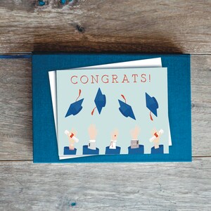 Félicitations Carte bleue de graduation | Cute Hats Off Graduation Card pour lui, Diplôme d’études collégiales pour lui, Carte de diplômé du secondaire, Carte de chapeau de diplômé