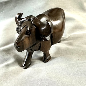 Ornement de buffle fait main en bois