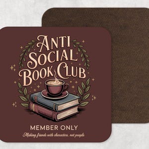 Op de afbeelding: Een vierkante, bruine onderzetter met de tekst "ANTI SOCIAL BOOK CLUB" in een decoratief lettertype, met een kopje koffie op twee boeken. De tekst "MEMBER ONLY" en een citaat staan onder de boeken. Een tweede, effen bruine onderzetter staat op de achtergrond.