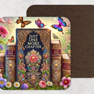 Op de afbeelding: Een vierkante onderzetter met een fantasieboekontwerp met de tekst "JUST ONE MORE CHAPTER". Het ontwerp bevat kleurrijke vlinders, bloemen en gestapelde boeken. De onderzetter staat tegen een bruine achtergrond.