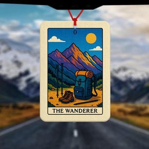 Ambientador de la Carta del Tarot del Errante - Ambientador para coche - Accesorios para coche - Regalo de camping - Regalo de aventura - Regalo de senderismo - Taza de senderismo