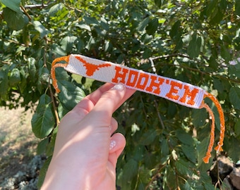 Pulsera de la amistad tejida a mano con el logo de los Longhorns de la Universidad de Texas en Austin (VSCO)
