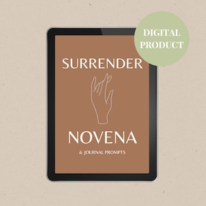以下が含まれることがあります： 「Surrender Novena & Journal Prompts」というテキストが書かれた、茶色と白の印刷可能なジャーナルのデジタルダウンロード。ジャーナルには、手のひらを開いた手の線画が描かれています。