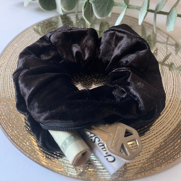 Scrunchie en velours écrasé noir avec pochette à fermeture éclair. Surdimensionné. Accessoire cadeau parfait pour la randonnée, le vélo, la course, la salle de sport, les adolescents, les étudiants