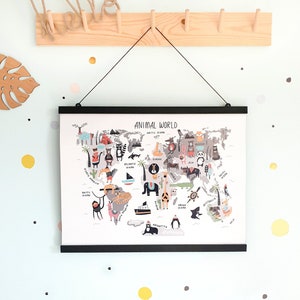 Poster per la cameretta dei bambini con mappa del mondo animale e gancio in legno