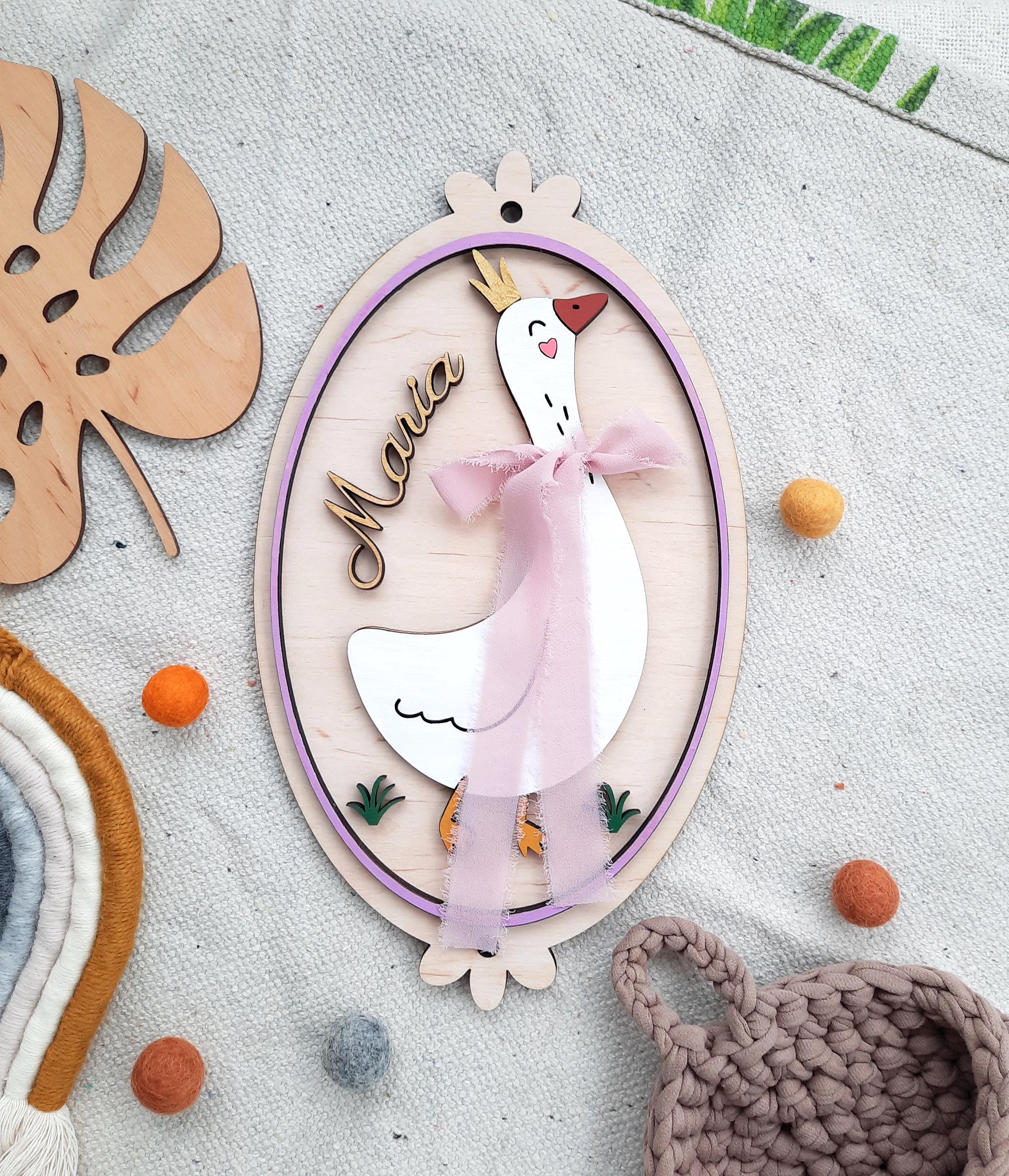 Houten gans kinderkamerdecoratie: gepersonaliseerd naambord met kanten lint