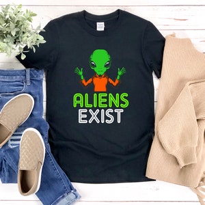 Alien Lover Shirt, Aliens Exist, Alien Believer, Alien Tshirt, Alien T-shirt, Alien T Shirt, Ufo Shirt, Green Alien Womens T-shirts