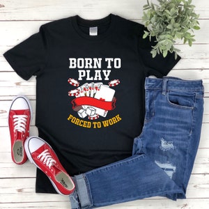 Nascido para jogar camiseta, forçado a trabalhar, camisas engraçadas de jogo, camiseta de jogador de pôquer, pôquer engraçado, camisa de pôquer para homens, camisa de cassino