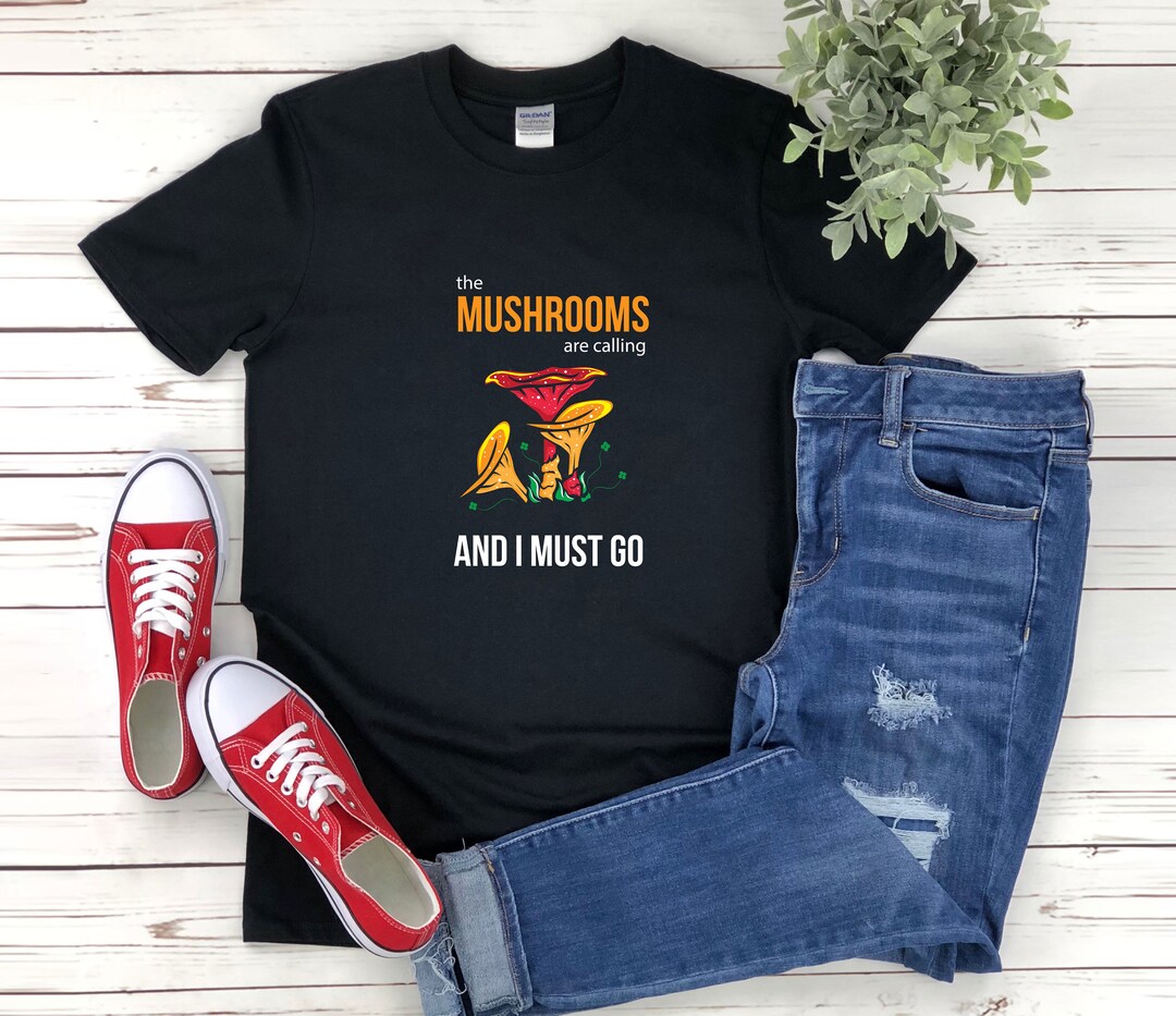 T-Shirt Uomo Funghi 'The Mushrooms Are Calling And I Must Go' - Maglia Divertente Fungo