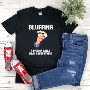 Poker divertente, camicia da poker, divertenti camicie da gioco, t-shirt giocatore di poker, camicia da casinò, bluffare un paio di palle batte tutto, gioco di carte