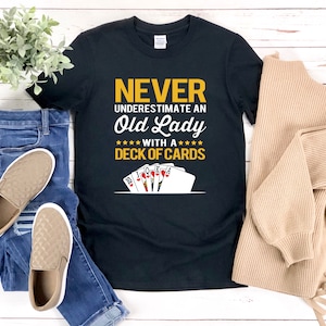 Cribbage Shirt, Grappige Oude Dame Shirt, Nooit Onderschat Een Oude Dame met een Pak Kaarten, Geschenken voor Kaart spelers, Cribbage Tshirt