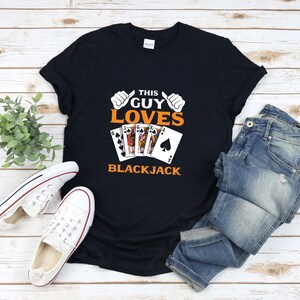 Blackjack Shirt, Casino Liebhaber Geschenk, Royal Flush Shirt, Dieser Kerl liebt Blackjack, Kartenspiel Geschenke, Glücksspiel Shirt, Casino Shirt