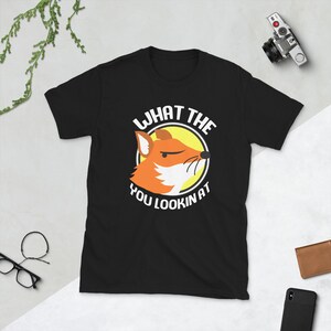 K&ouml;nnte beinhalten: Schwarzes T-Shirt mit einer wei&szlig;en Grafik eines Fuchses mit dem Text "WHAT THE YOU LOOKIN AT"