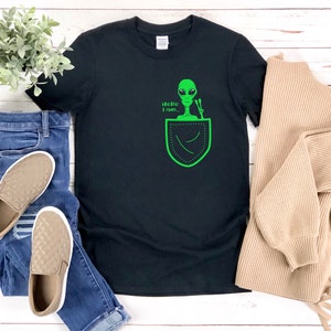 Alien Shirt, Alien In Pocket, Cute Alien Shirt, Alien Tee Shirt, Alien Gifts, Alien T Shirt, Alien Lover Gift, Groene Alien Womens T-shirt