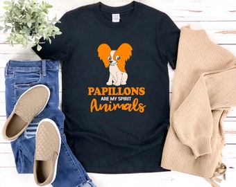 Könnte beinhalten: Schwarzes T-Shirt mit einer Illustration eines orangefarbenen Papillon-Hundes und dem Text "Papillons sind meine Seelen-Tiere".
