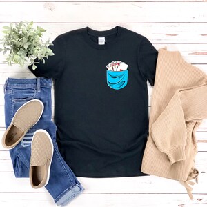 Poker Shirt, Glücksspiel Shirt, Kartenspiel Shirt, Poker Spieler T-Shirt, Kartendeck in der Tasche, Kartendeck Shirt, Casino Shirt
