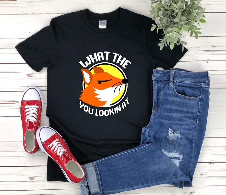 K&ouml;nnte beinhalten: Schwarzes T-Shirt mit einer wei&szlig;en Grafik eines Fuchses mit dem Text "What the you lookin at".