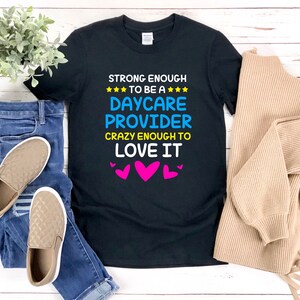 Camisa del proveedor de guardería, camisa del maestro de la guardería, lo suficientemente fuerte como para ser un proveedor de guardería lo suficientemente loco como para amarlo, regalo divertido del maestro de preescolar