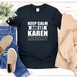 Könnte beinhalten: Schwarzes T-Shirt mit weißem Text, der "Keep Calm and Let Karen Handle It" lautet.