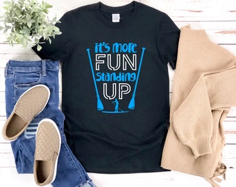 Sup T Shirt, È più divertente in piedi, Camicia Sup Board, Camicia Paddleboard, Regali Paddleboard, Regali per i surfisti