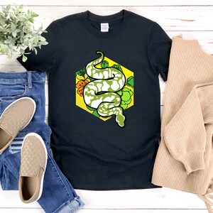 Camisa de pitón bola, camisa de pitón, camisa de reptil, camisa de serpiente, pitón en flor, camiseta de pitón, camisa de amante de pitón imagen 4