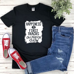 Ski Shirt, Glück ist erste Spuren auf frischem Schnee, Geschenke für Ski-Liebhaber, Ski-Shirt, Skifahrer-Shirt, Winter-Liebhaber-Geschenk
