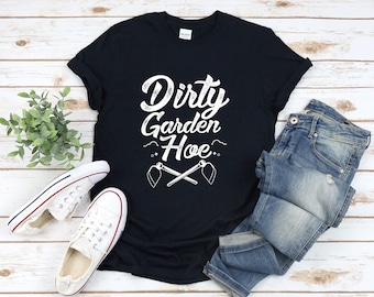 Può includere: Una maglietta nera con una grafica bianca che dice "Dirty Garden Hoe" con due zappe incrociate.