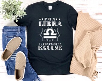 Può includere: Maglietta nera con testo bianco che dice "I'm a Libra That's My Excuse" con un simbolo zodiacale della Bilancia in forma di diamante.