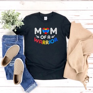 Mom of A Warrior Autismus Shirt, Autismus Shirt Mom, Autismus Bewusstsein Shirt, Autismus Mama Shirt, Autismus Shirt für Frauen, Autismus Puzzle Shirt