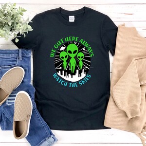 Grappig buitenaards shirt, we kijken hier altijd naar de lucht, schattig buitenaards shirt, buitenaardse tshirt, buitenaardse minnaars shirt, cadeaus voor buitenaardse liefhebbers