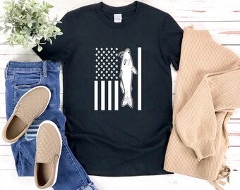 ナマズシャツ、愛国的な釣りシャツ、漁師シャツ、ナマズTシャツ、魚好きへのギフト、アメリカ国旗釣りシャツ、独立記念日の魚