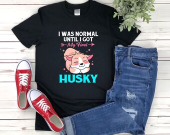 Può includere: Maglietta nera con un husky di cartone animato che dorme e il testo "Ero normale fino a quando non ho preso il mio primo husky".