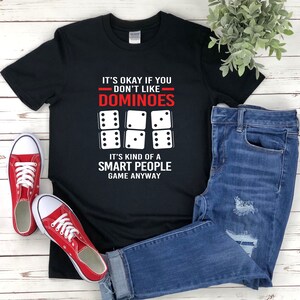 Camisa de dominó, camisa engraçada de jogo de tabuleiro, tudo bem se você não gosta de dominó, é um tipo de jogo de pessoas inteligentes de qualquer maneira, camisa de jogo de tabuleiro