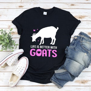 A vida é melhor com camisa de cabra, camisa de cabra, camisa de cabra fofa, presente para amante de cabra, camiseta de cabra, camisa de animal de fazenda, camiseta de cabra