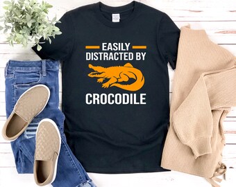 Camisa de cocodrilo divertida, fácilmente distraída por cocodrilo, camisa de reptil divertido, camisa de animal de zoológico, camisa de cocodrilo, camiseta de cocodrilo