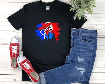 Puede incluir: Una camiseta negra con un gráfico de un gallo con gafas de sol. El gallo está frente a un fondo rojo, blanco y azul.
