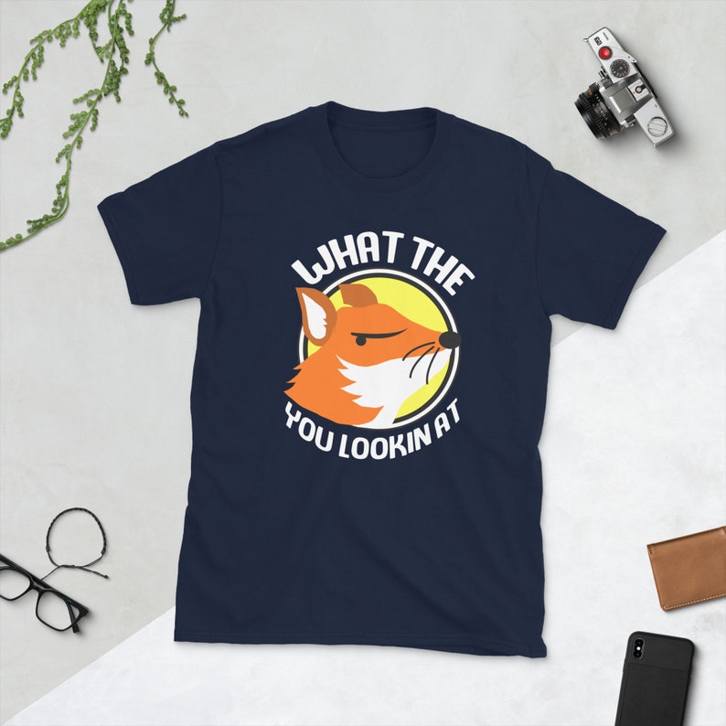 K&ouml;nnte beinhalten: Marineblaues T-Shirt mit einem wei&szlig;en Fuchs-Motiv und dem Text "WHAT THE YOU LOOKIN AT".