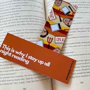Puede incluir: Un marcador marrón con el texto "This is why I stay up all night reading" en blanco. El marcador presenta un patrón repetido de la cara de un hombre con un tenedor del diablo y el texto "On Air" en un esquema de color rojo y amarillo.