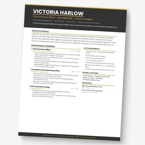 Puede incluir: Una plantilla de currículum profesional con un encabezado negro y dorado con el nombre "VICTORIA HARLOW" y su título. El currículum incluye secciones para Perfil Ejecutivo, Experiencia Profesional, Logros Clave, Junta y Asesoramiento y Educación. El documento está sobre un fondo blanco.